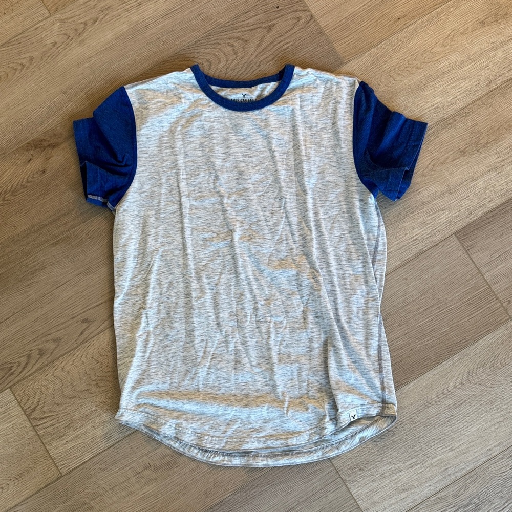 Men’s American Eagle tee